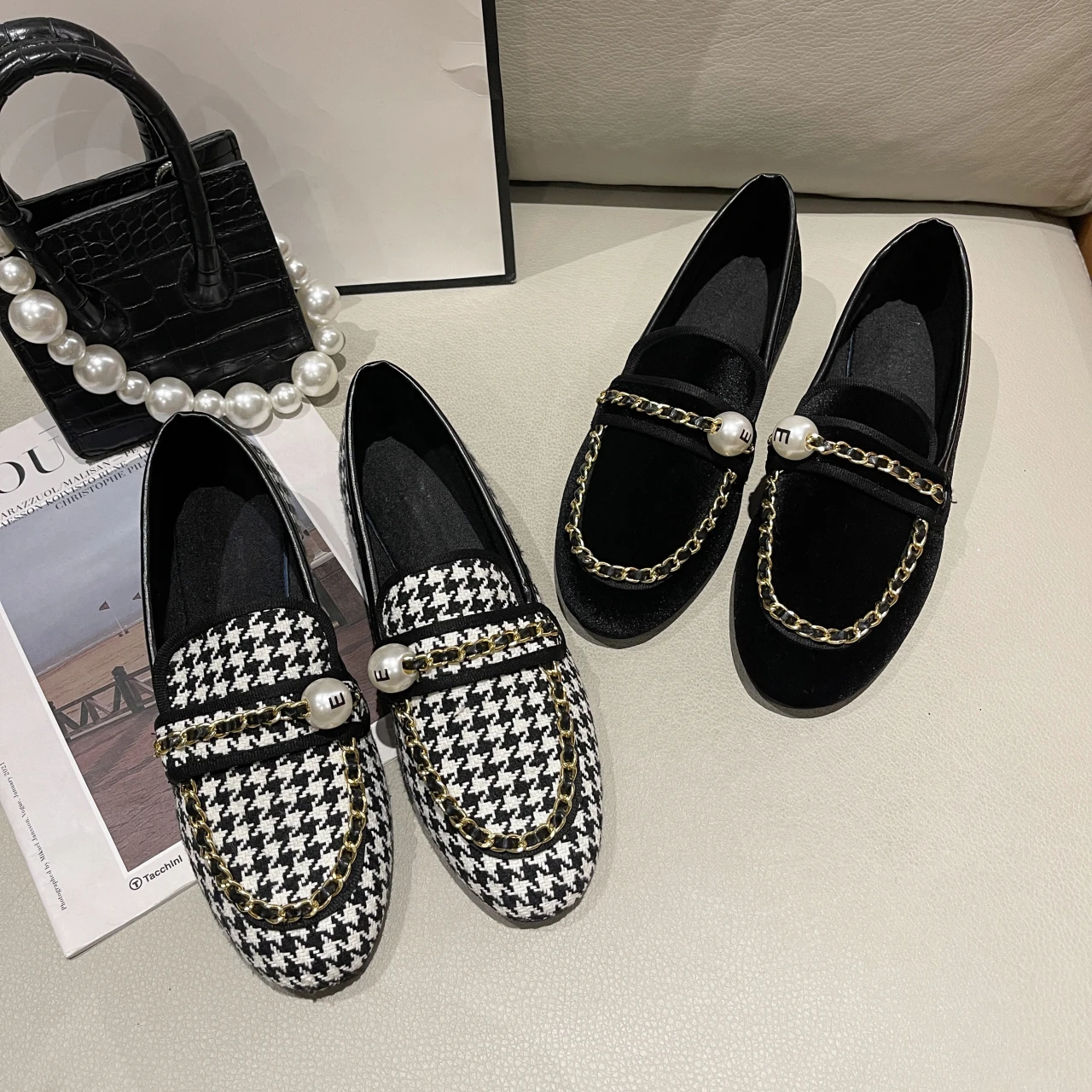 

High Quality British Retro Pearl Hepburn Low-heeled Suede Winter Spring Round Head Chain Loafers Single Lattice Shoes Women