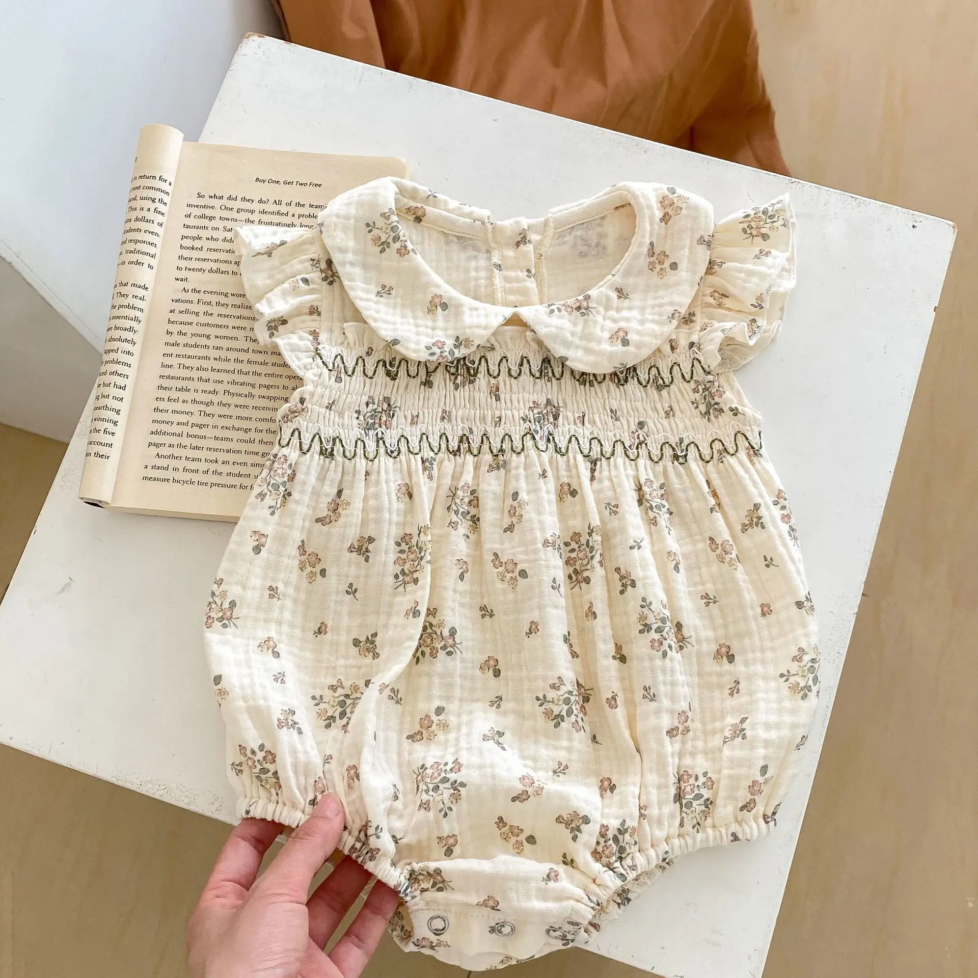 

Summer Newborn Baby Girl Jumpsuit Peter Pan Collar Flying Sleeve Floral Cotton Fitted Waist Triangle Bodysuit Infants Crawlwear