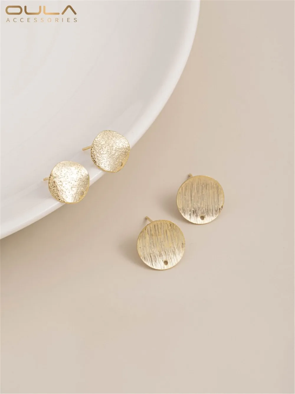 Вогнутые и выпуклые круглые серьги из светлого золота 14 карат с отверстием для