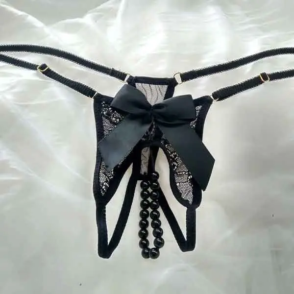 Черное женское нижнее белье от начала до снятия кружевной массажной стринги для