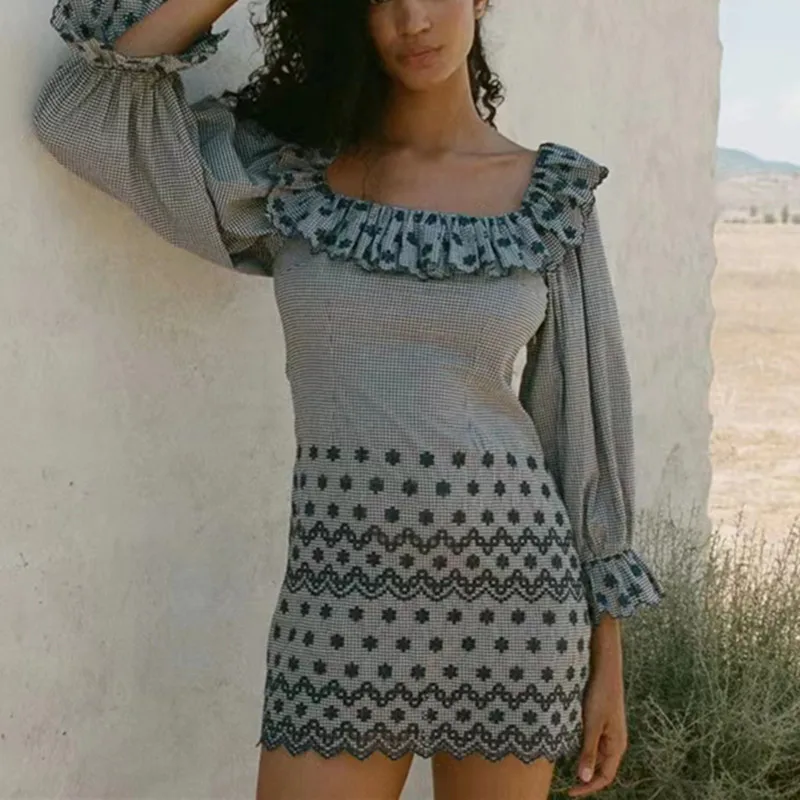 

Женское клетчатое мини-платье с оборками, квадратным вырезом и цветочной вышивкой