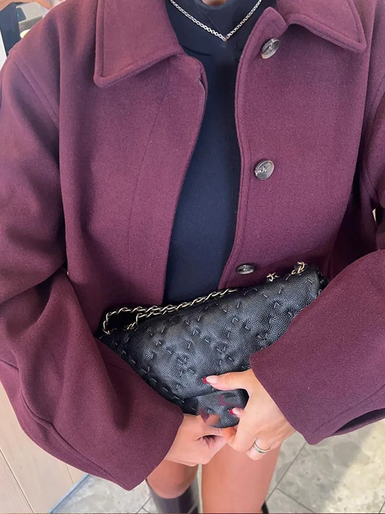 Женская однобортная куртка с лацканами и карманами однотонная длинным рукавом