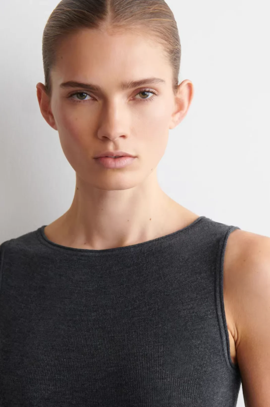 Фото XIMIAN APPAREL 2026 YAZHIMEI: Новинка весенней коллекции – женское повседневное приталенное мини-платье из смесовой шерсти, серое, с круглым вырезом №3