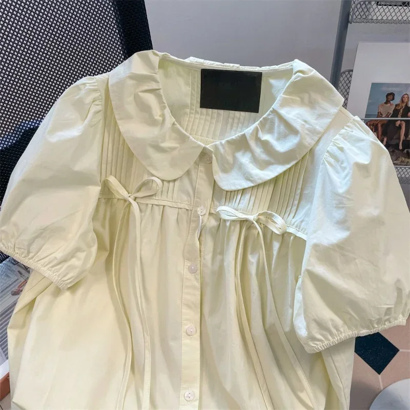 Милая плиссированная рубашка с круглым воротником и коротким рукавом свободная