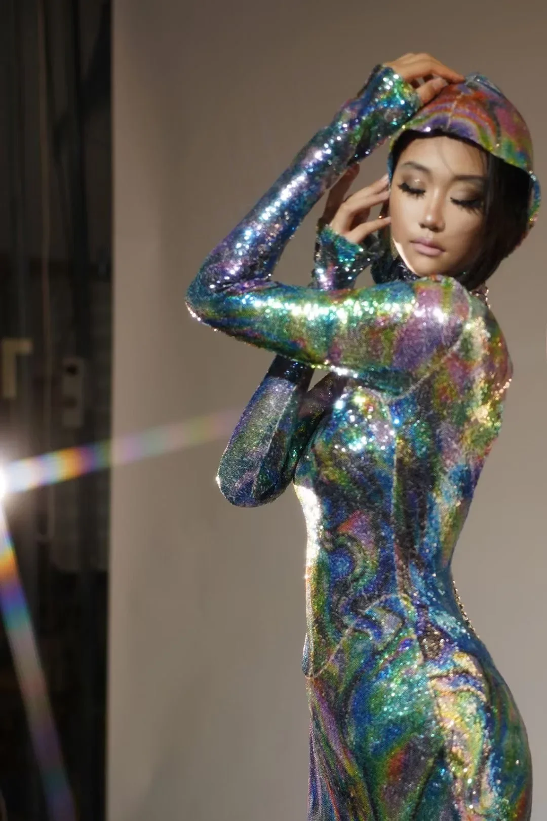 Новейшее платье 2024 женское с капюшоном блестящие блестки красочные длинные