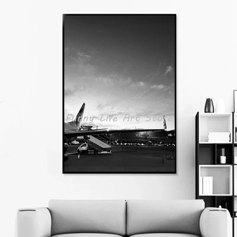 Черно-белый самолет в аэропорту Постер с турбиной Боинг 737 и принты на холсте