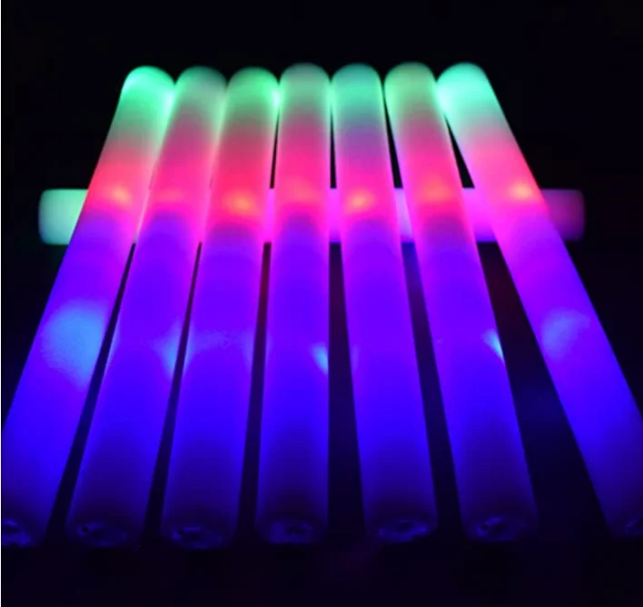 Фото 60 светящихся палочек оптом: цветные светодиодные пенопластовые трубки RGB для вечеринок, фиолетовые палочки для подсветки в темноте №4