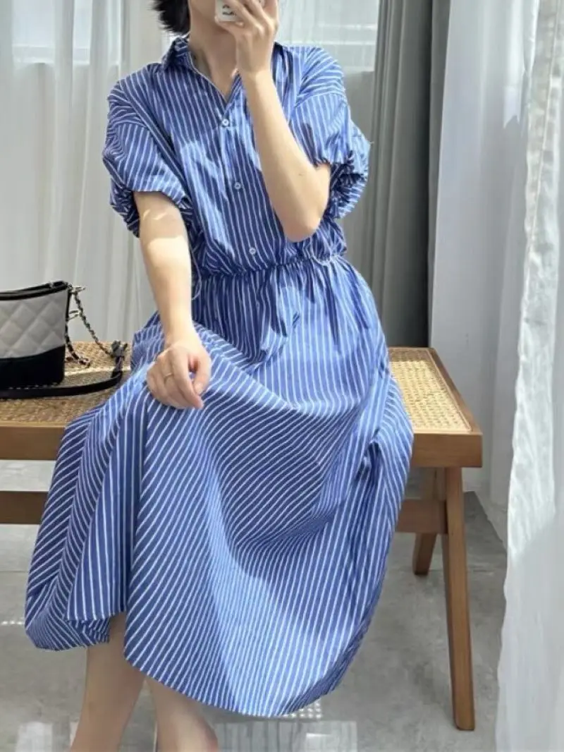 

Женское однобортное платье-рубашка средней длины с коротким рукавом, отложным воротником и вышивкой логотипа