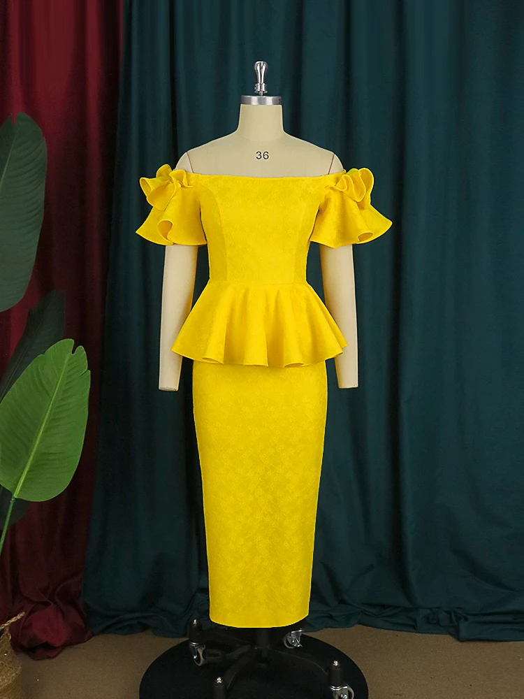 Облегающее платье с открытыми плечами воланом и коротким рукавом высокой талией