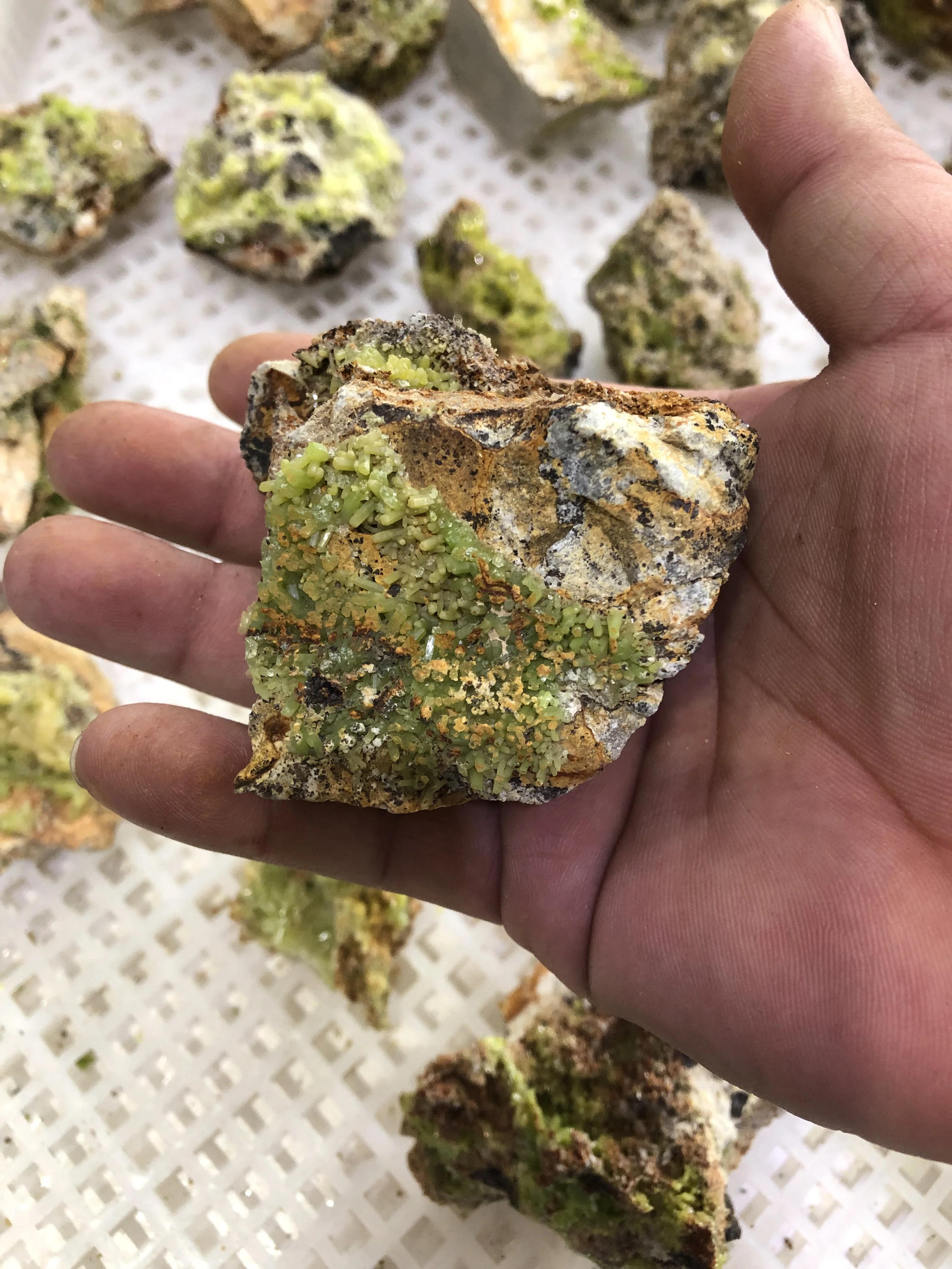 1Pcs 200G Chlorophosphite Yellow Green Natural Raw Mineral Crystal Ore Teaching Specimen Raw Stone Gem Collector Stone