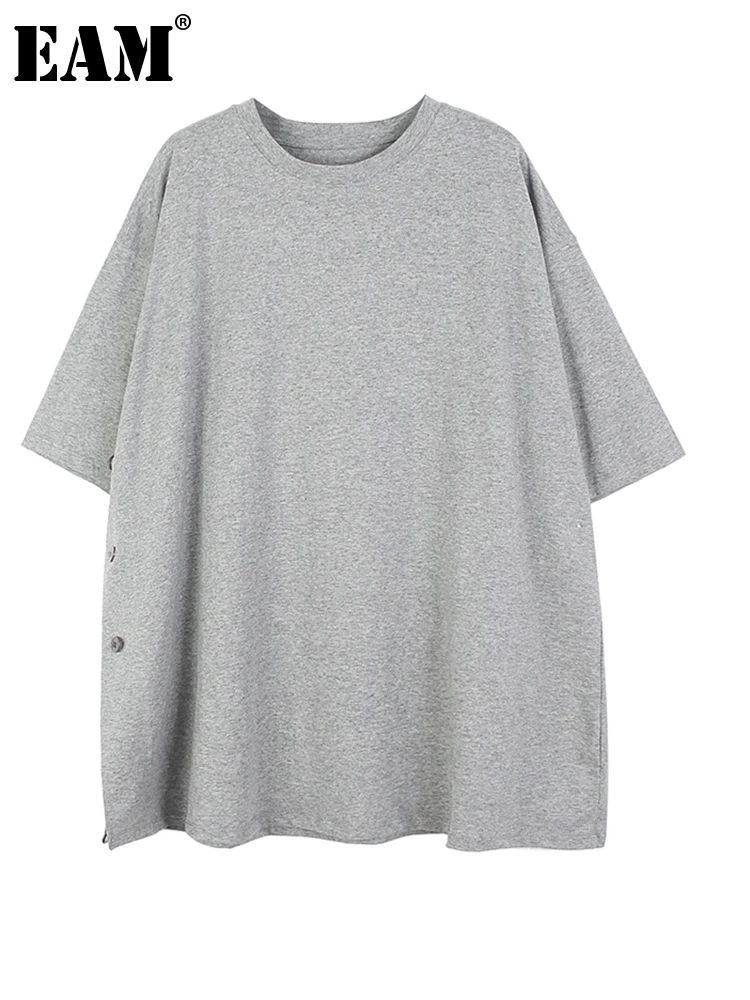

[EAM] Женская серая Повседневная футболка с боковыми пуговицами большого размера, новая модная футболка с круглым вырезом и коротким рукавом,...