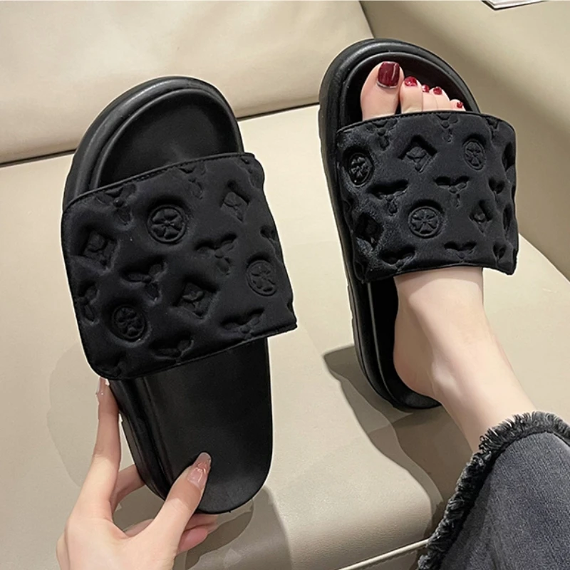 Summer New Luxury Designer Women's Thick Sole Slippers Outdoor Fashion Beach Sandals Embossed Printing Home Women's Shoes