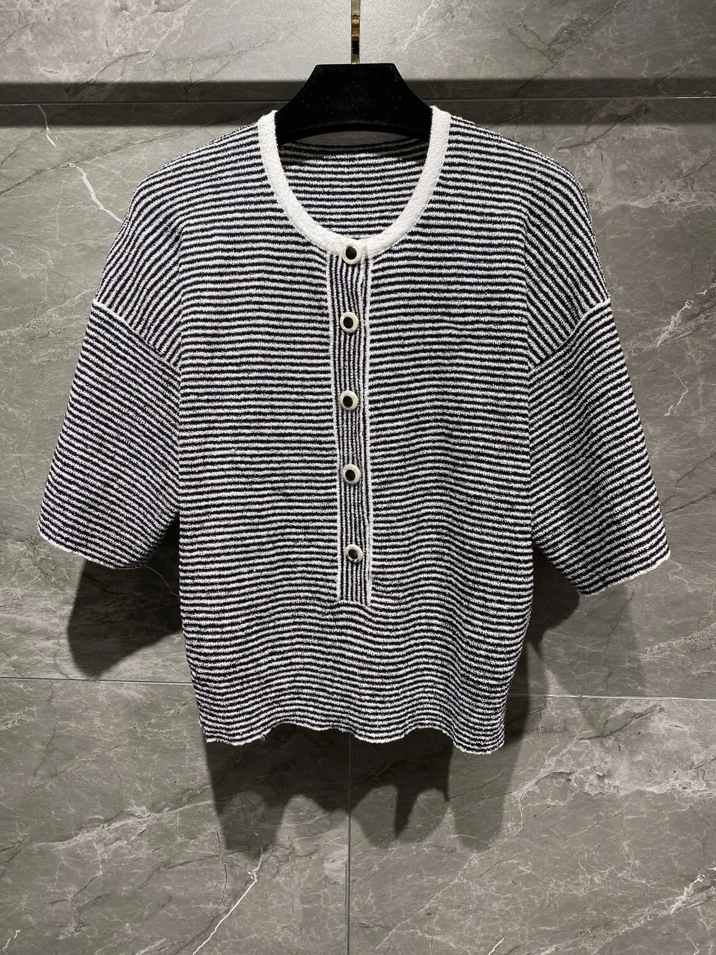 

Топ в полоску с круглым вырезом и пуговицами