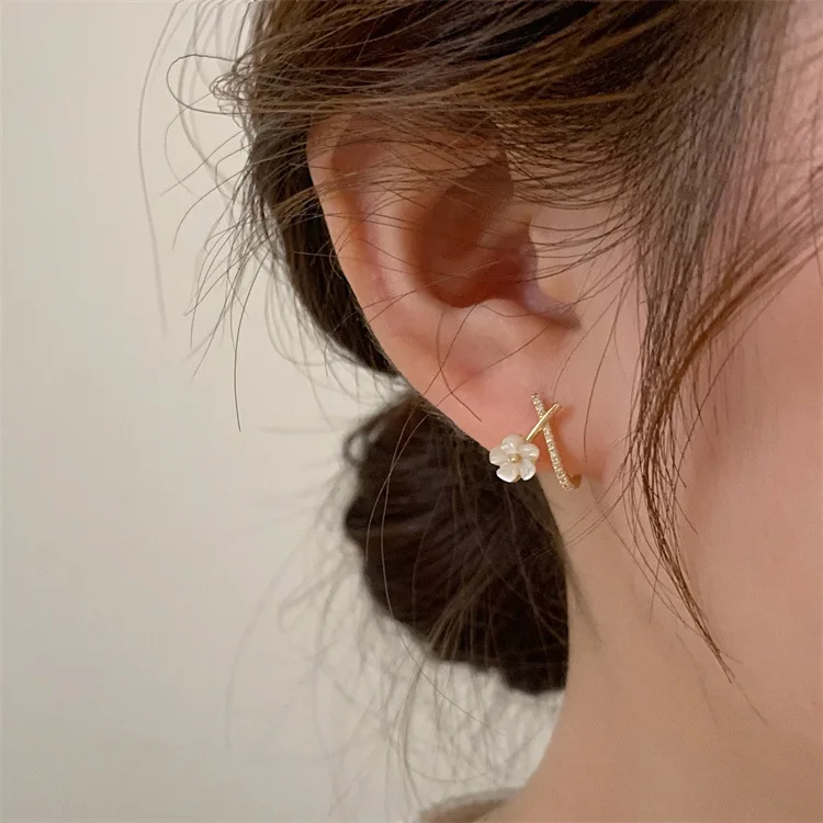 

925 Silver Needle Small Mini Flower Earrings for Women New Imitation Shell Flower Diamond Earrings Birthday Party Jewelry Gifts