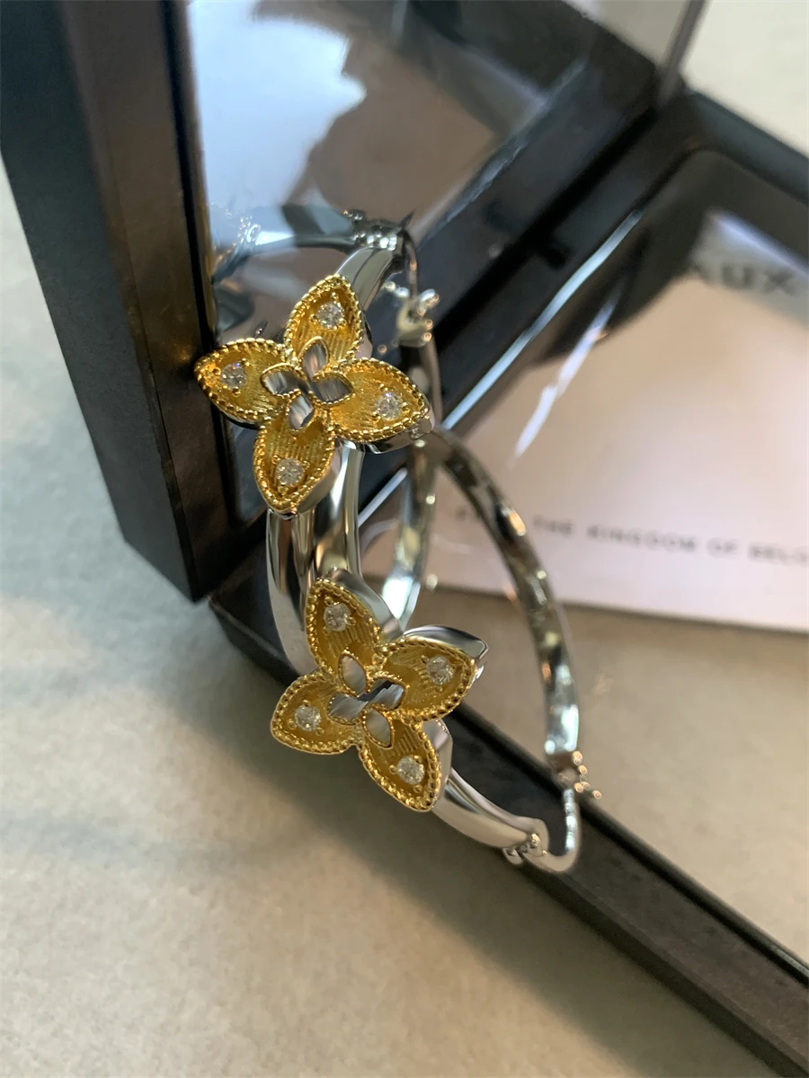 Металлическое большое кольцо для ушей с золотым клевером. Женский дизайн.