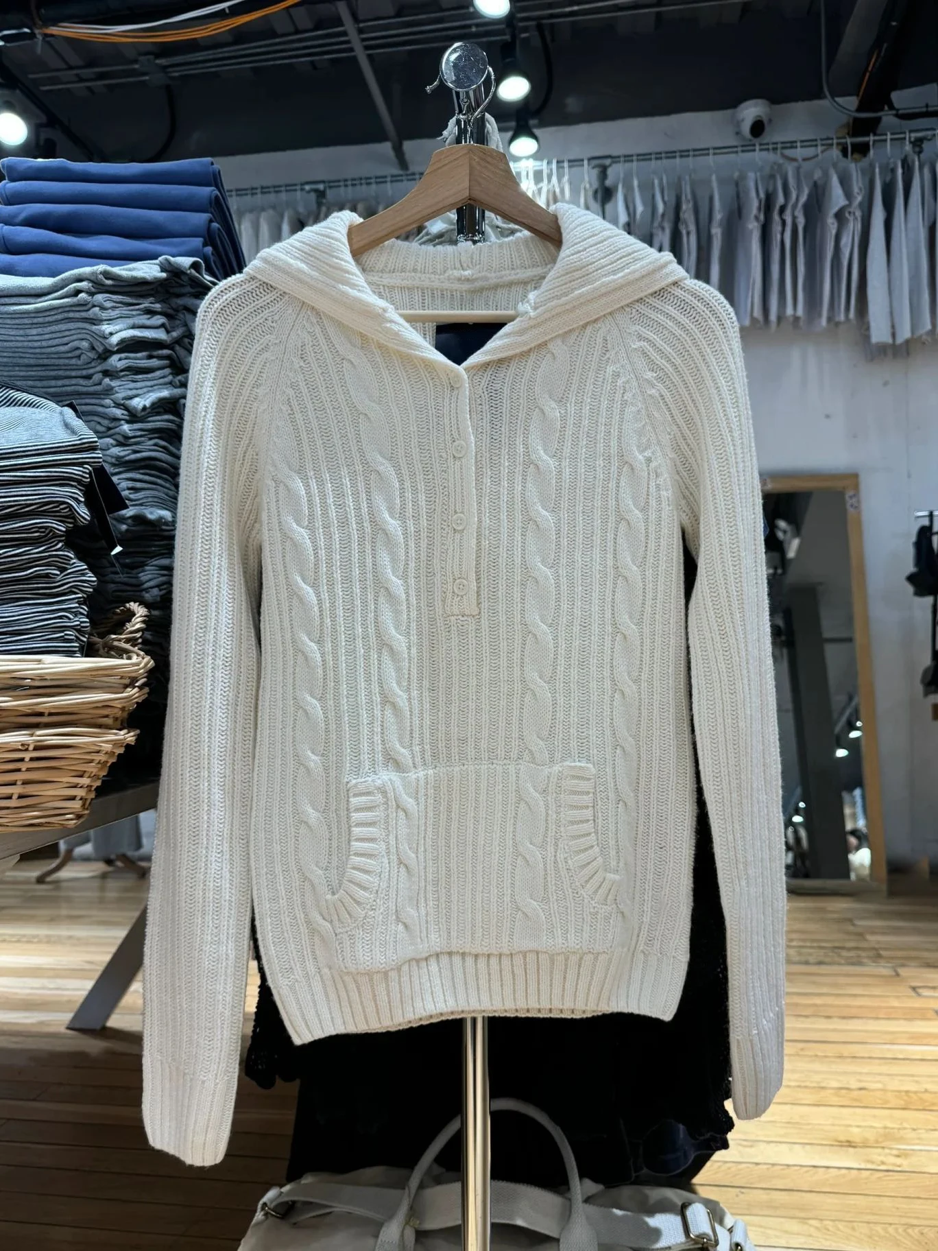 Женский полиэстеровый пуловер NameIsNotDefined бежевого цвета