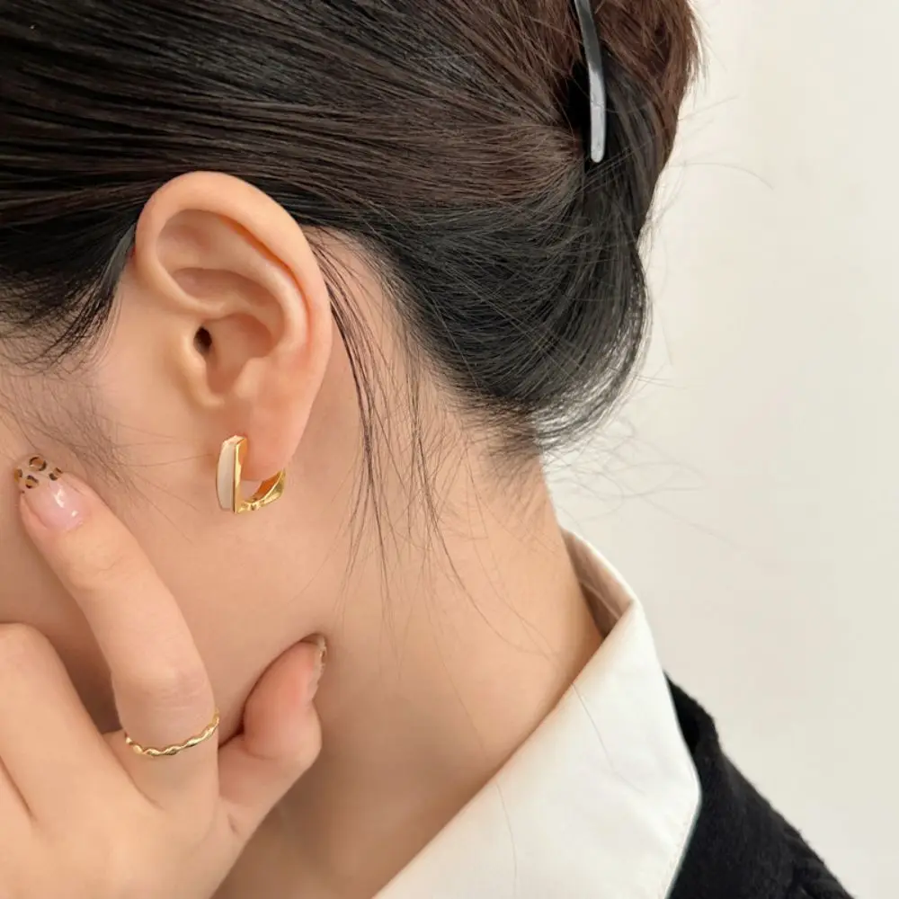 Геометрические серьги цвета красного золота универсальные элегантные для