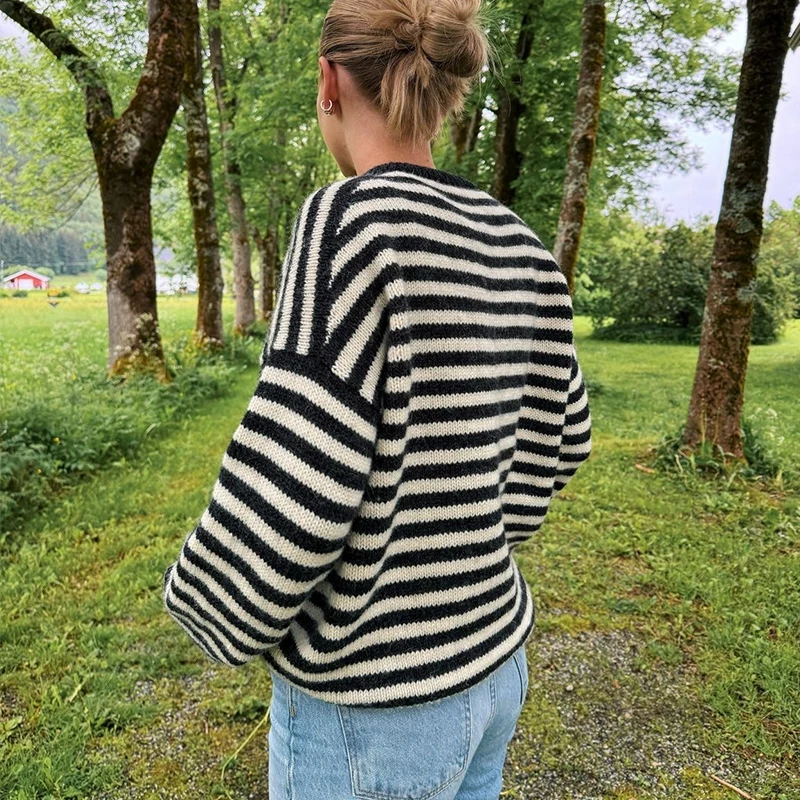 Женский трикотажный свитер с круглым вырезом