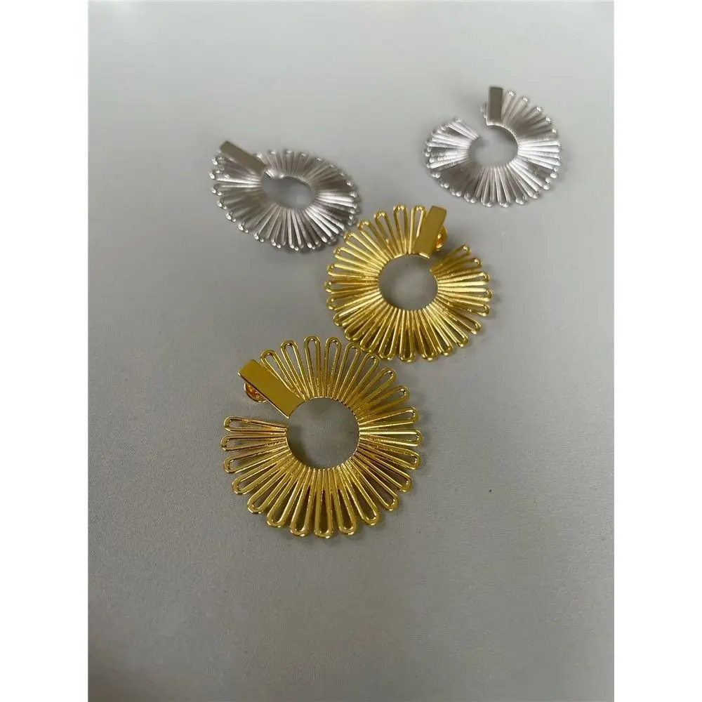 

2022 new fashion trend European and American style hollow flower earrings