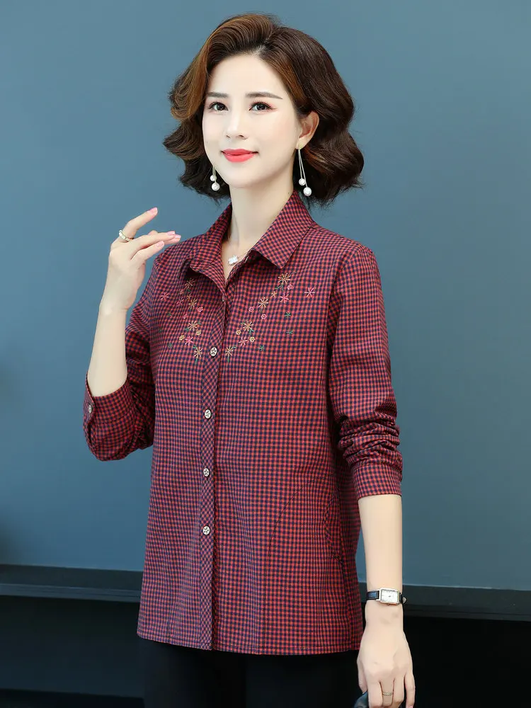 Рубашка женская хлопковая в клетку с цветочной вышивкой и отложным воротником |