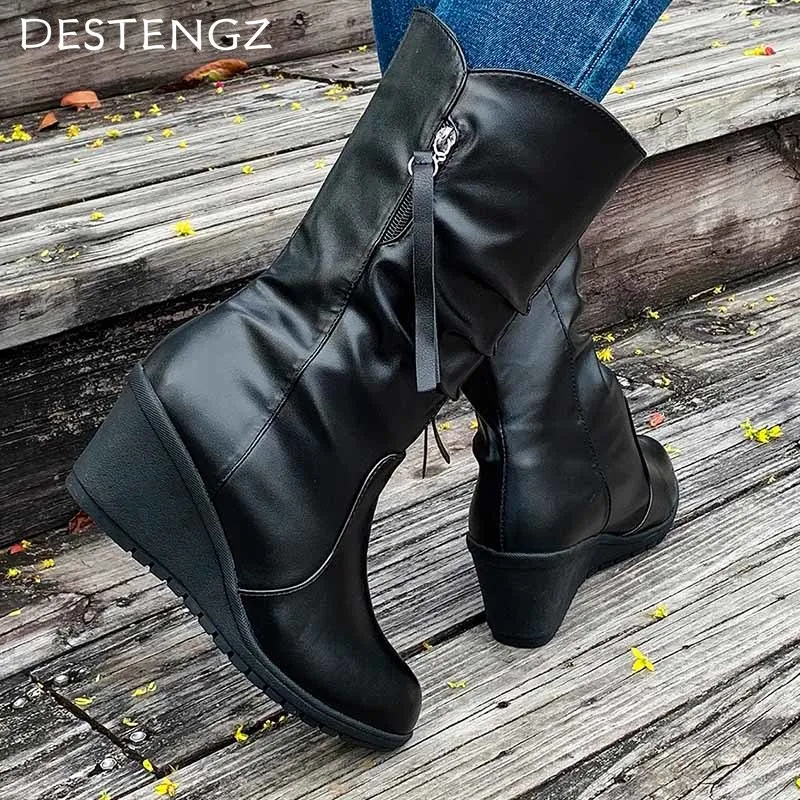 Женские сапоги до середины икры на высокой танкетке элегантная Дизайнерская