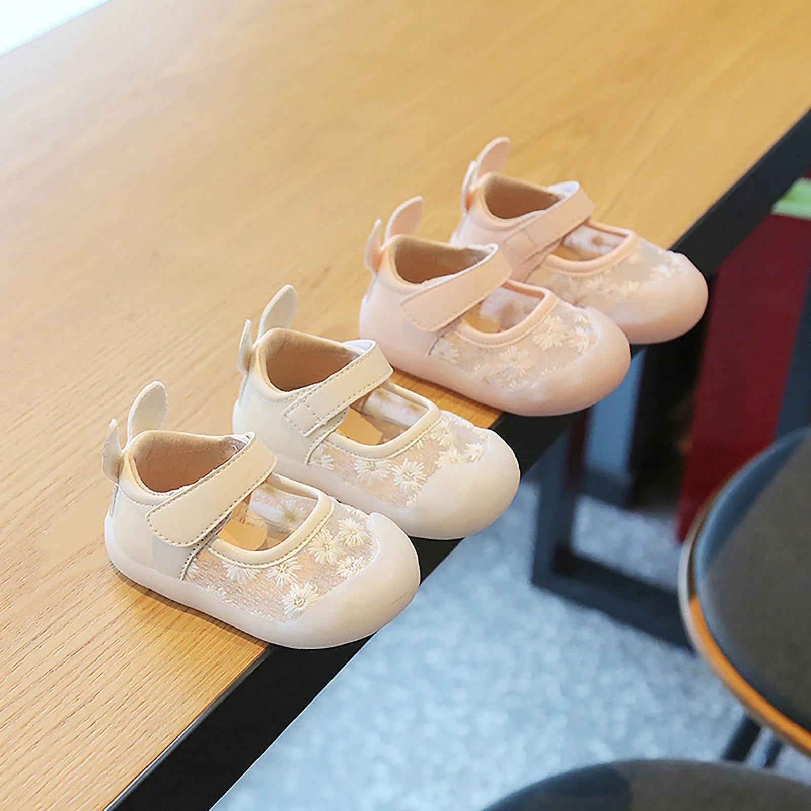 

Летние Новые дышащие легкие Нескользящие повседневные туфли с цветочной вышивкой на мягкой подошве для детей; Гимнастические шлепанцы