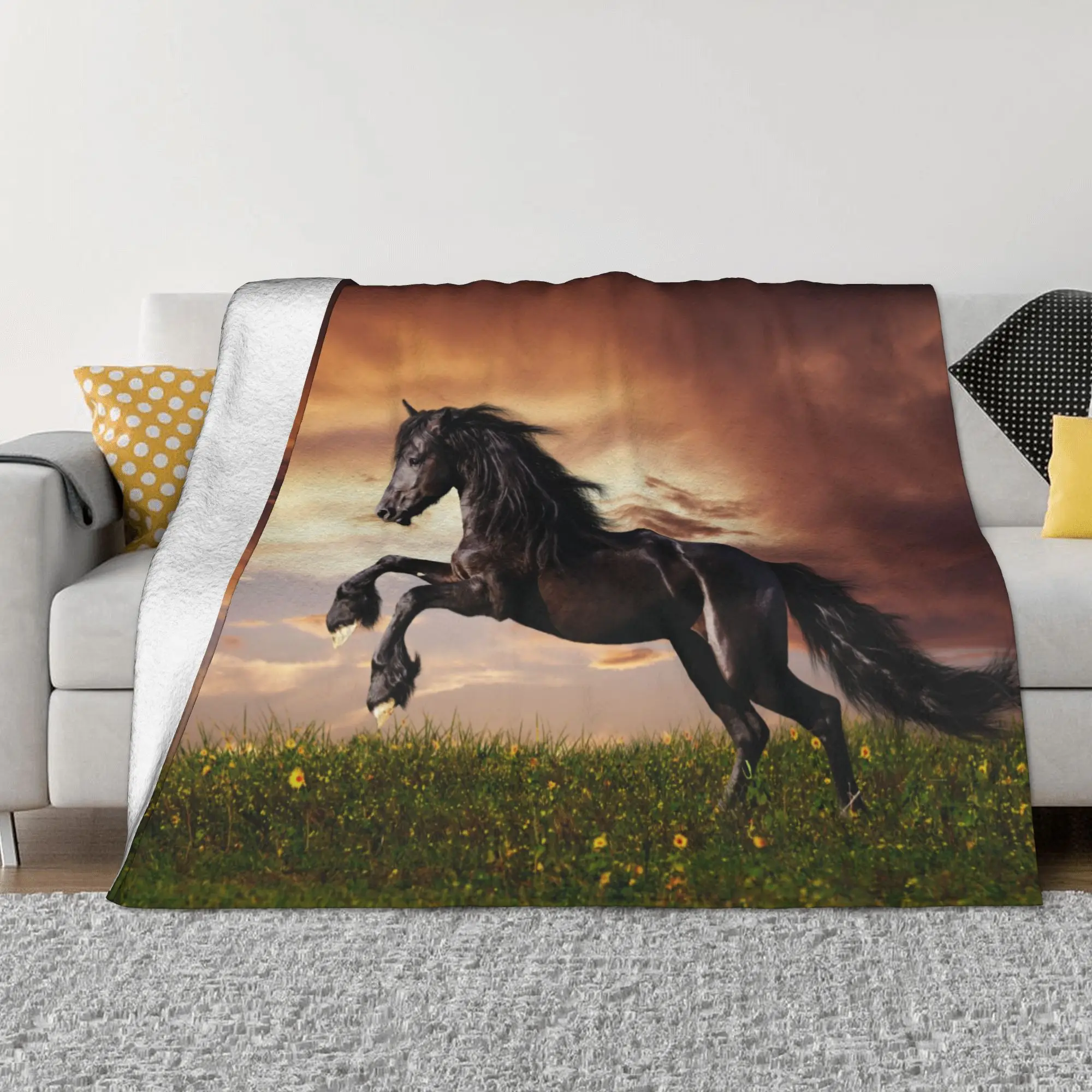 Красивое черное одеяло с лошадью фланелевое желтое для любителей животных