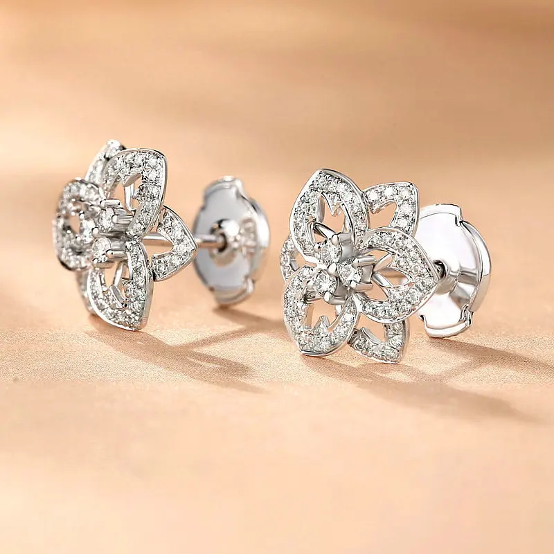 

Hollow Out Snowflake Stud Earrings for Women In Europe and America, Fashionable and Versatile, Autumn and Winter Wear Earrings