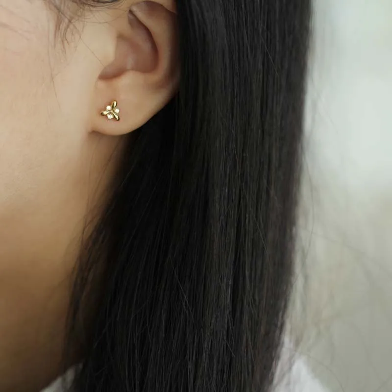 Женские серьги-гвоздики GOLDtutu из цельного золота 9 карат с цветком минимальный