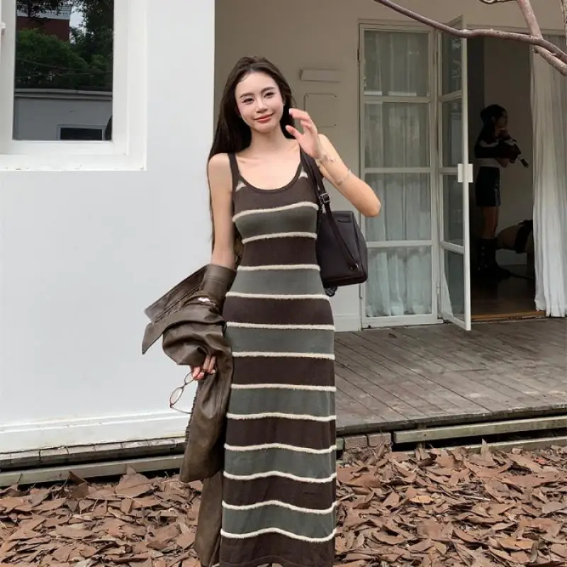 Женское трикотажное платье-свитер в контрастную полоску