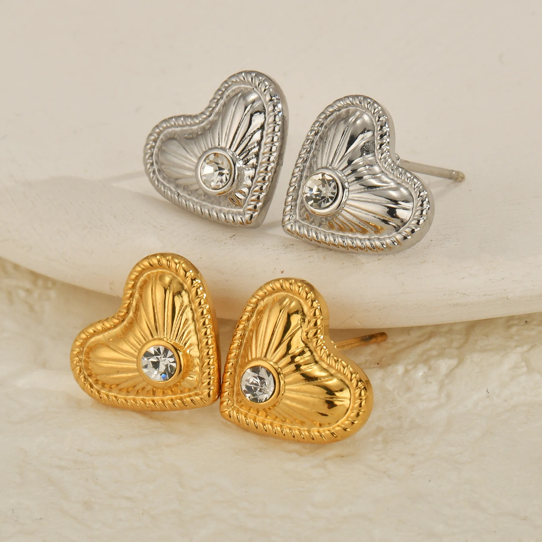 Женские простые серьги-гвоздики из нержавеющей стали с сердечками