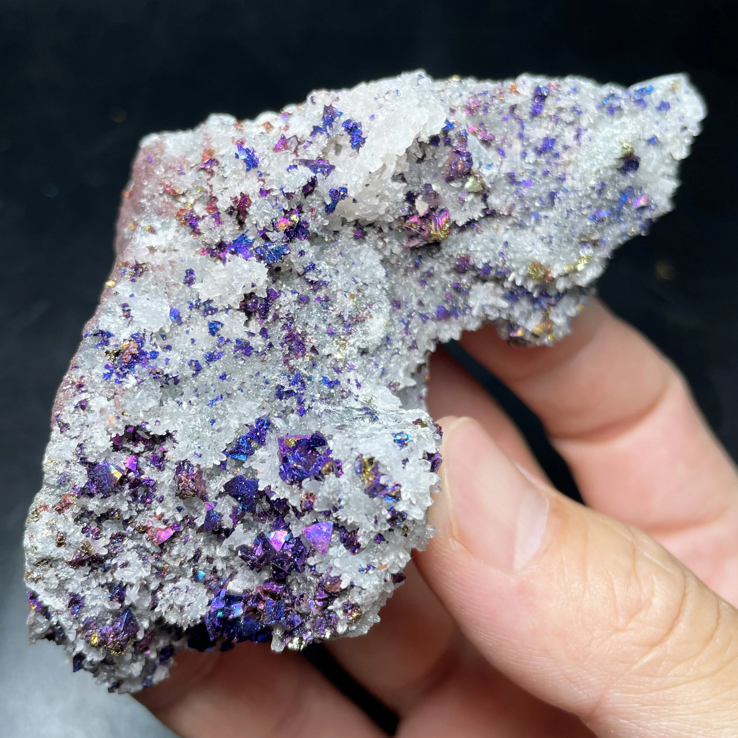 

Минеральный образец: медная руда, борнит, кварц