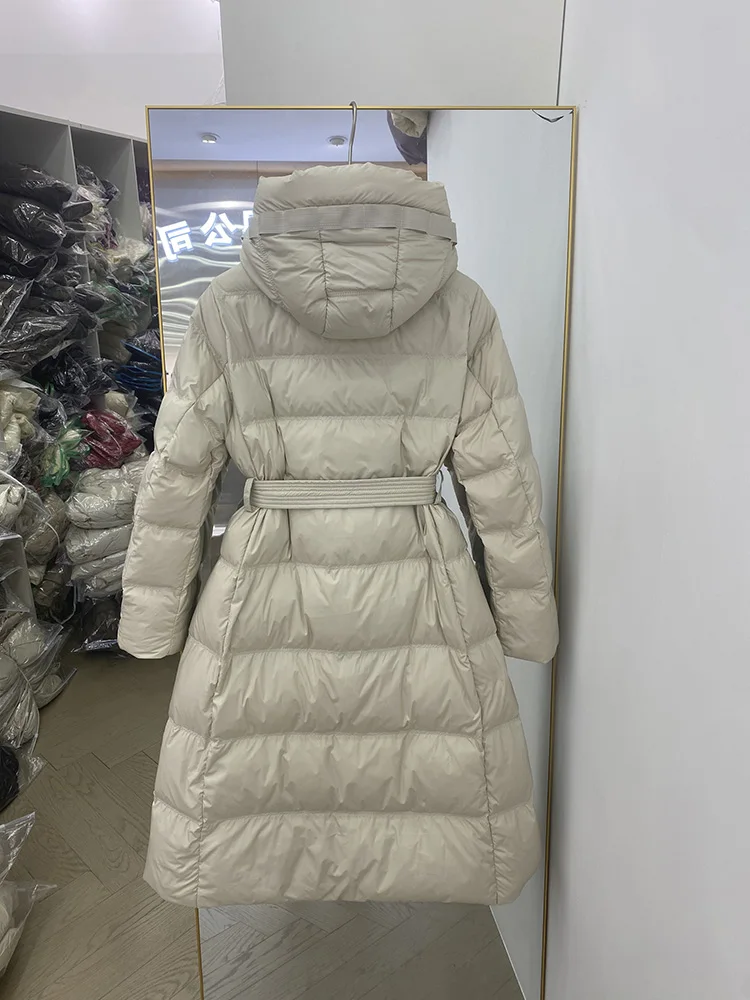 Фото Новое зимнее теплое утягивающее пальто выше колена на белом утином пуху, длинное стильное пальто, женское пальто с капюшоном на талии, простая куртка с поясом №4