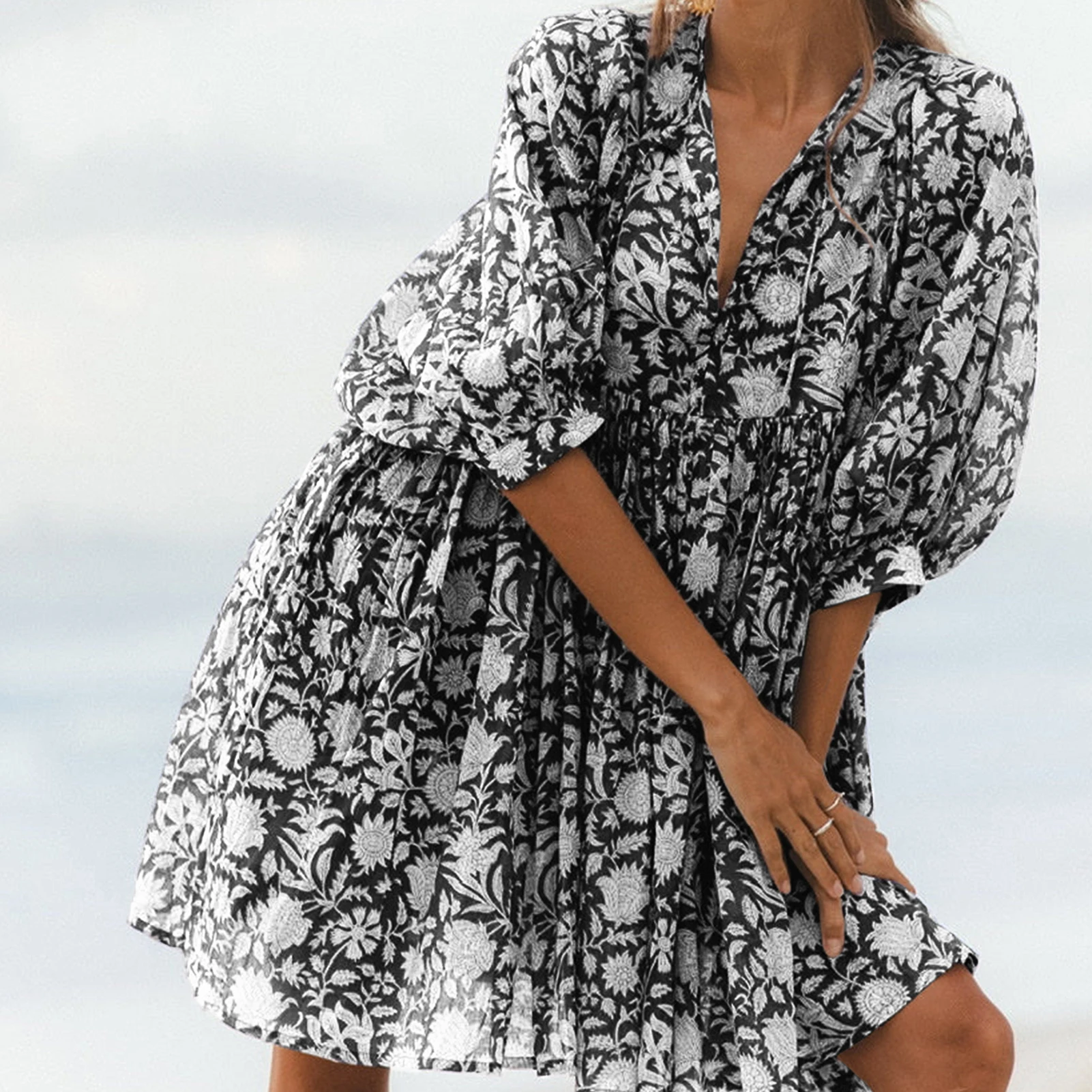 

Женское летнее платье-трапеция с цветочным принтом