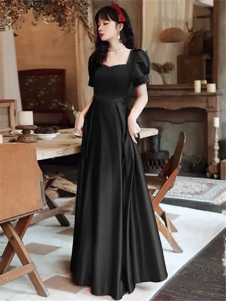 

Платье женское ТРАПЕЦИЕВИДНОЕ однотонное с квадратным вырезом и коротким рукавом