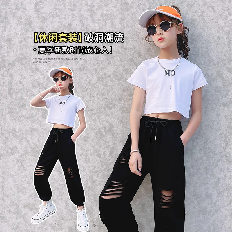 Детский спортивный костюм футболка с буквенным принтом и рваные брюки до