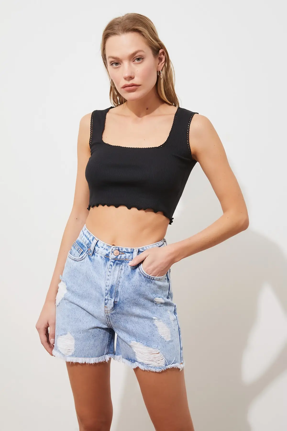 Рваные джинсовые шорты TWOSS21SR0465