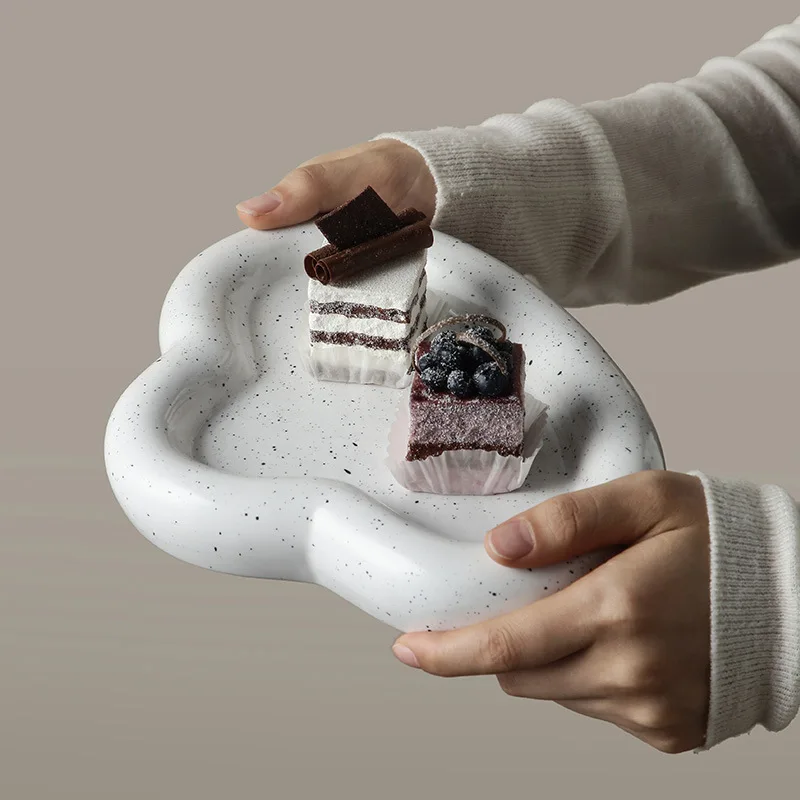 

Nordic Creative Handmade Cloud Flower Heart Round Plates Ceramic Dessert Cake Plate Tray Decorative White Dish Home Party Decor
