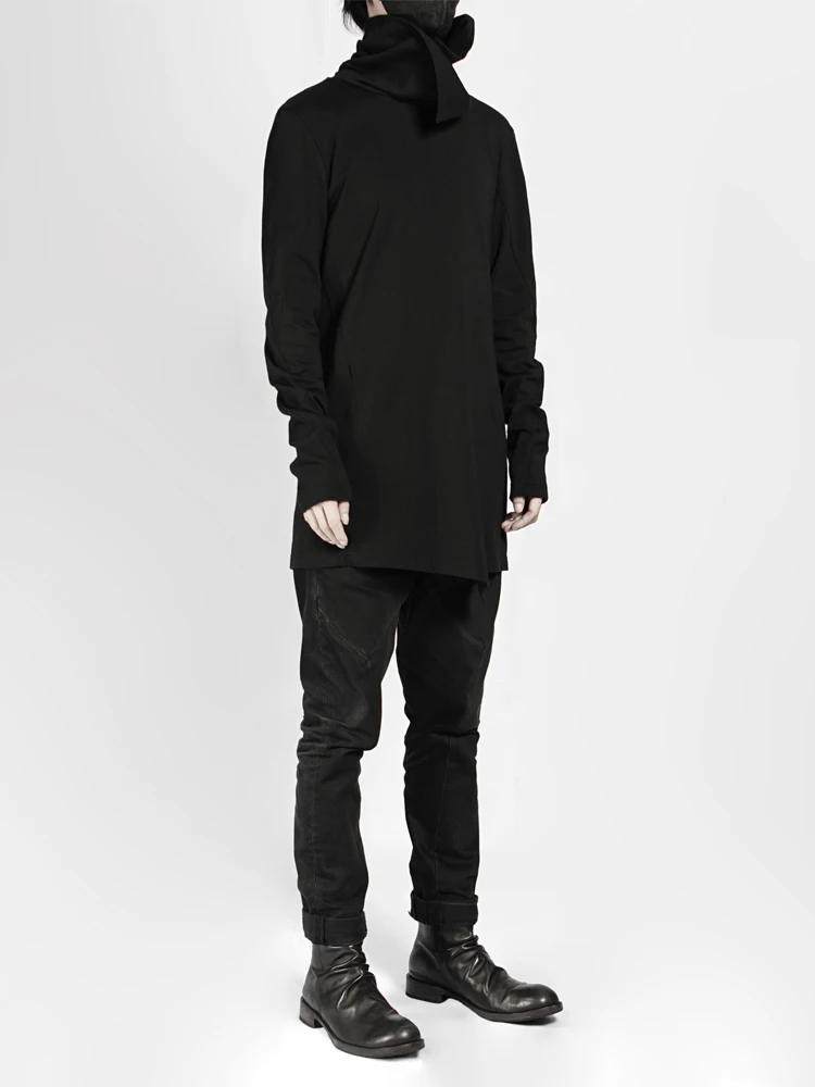 Одежда в авангардном стиле длинный пуловер-водолазка с разрезами и длинным