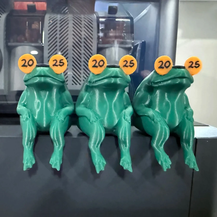 Фото Черная статуэтка фламинго, напечатанная на 3D-принтере, подходит для украшения дома или демонстрации на столе. №2
