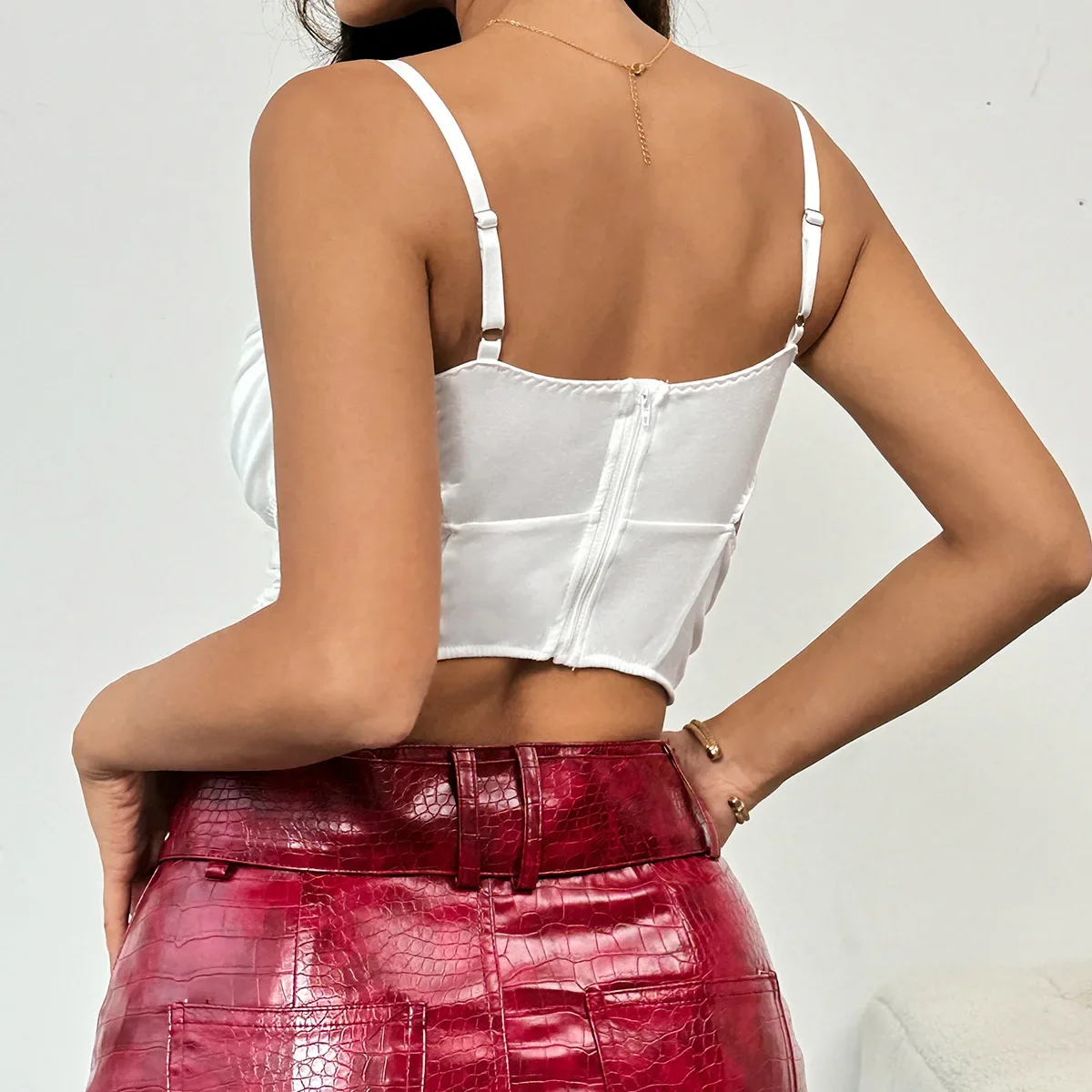 Майка женская однотонная сетчатая с V-образным вырезом и молнией на груди |