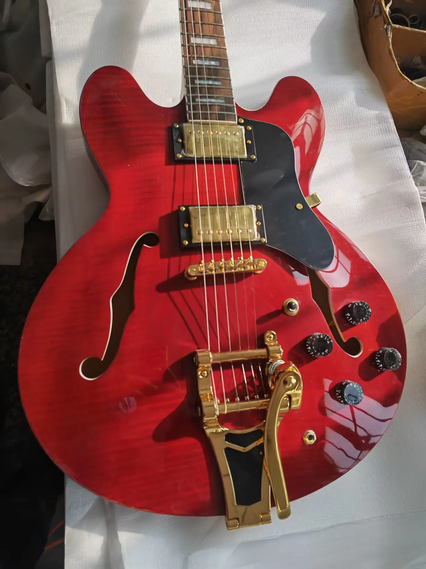 

Red Semi Hollow Body Electric Guitar Gold Big Vibrato Tremolo