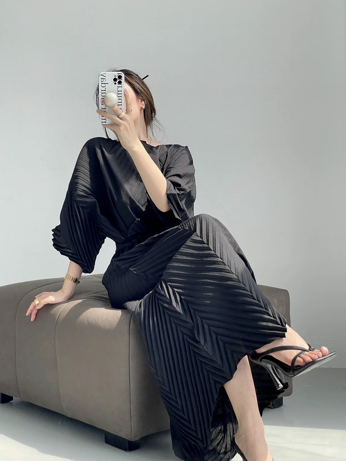 

Плиссированное однотонное платье на шнуровке с рукавами свободного покроя, весна-лето 2023