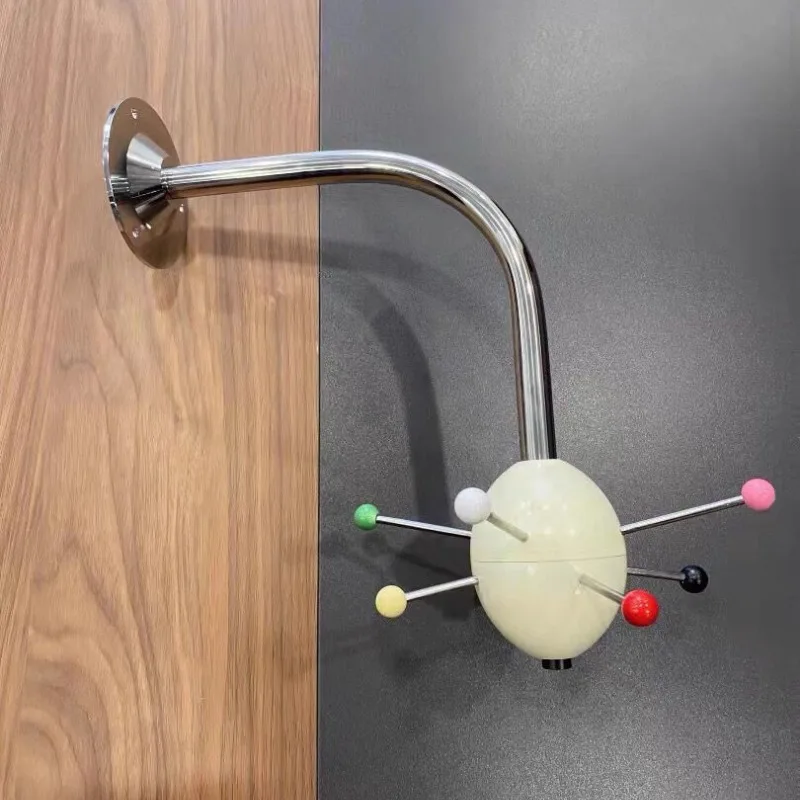 Настенная вешалка для одежды в винтажном стиле