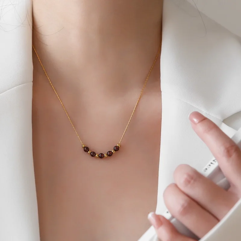 

Advanced Design Sense Natural Crystal Garnet Lapis Lazuli Gold Bead Necklace Female Clavicle Chain Simple Luxury Delicate