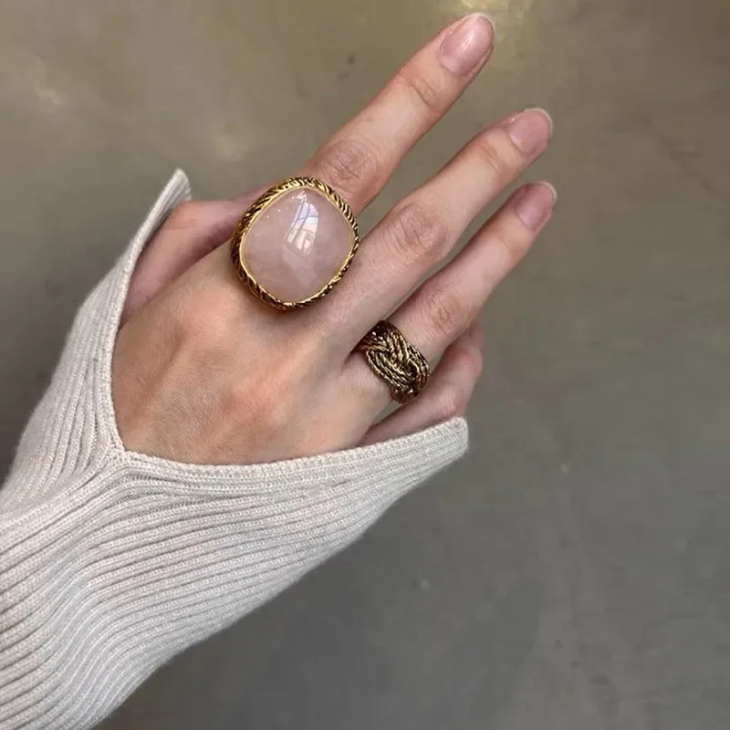 Кольцо с французским драгоценным камнем женское нишевое роскошное легкое