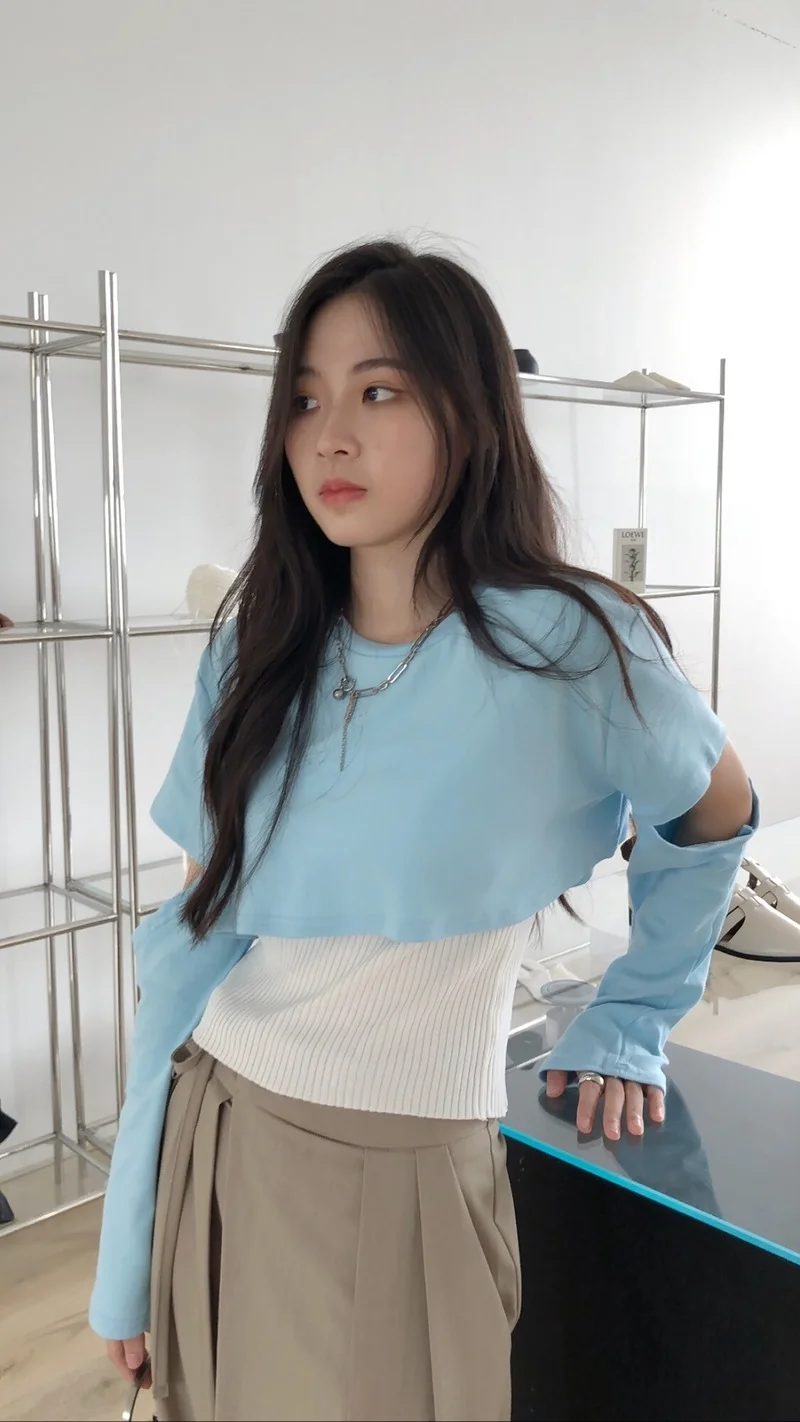 

Весенняя Корейская версия новой универсальной повседневной футболки с открытыми плечами и высокой талией и длинными рукавами для женщин