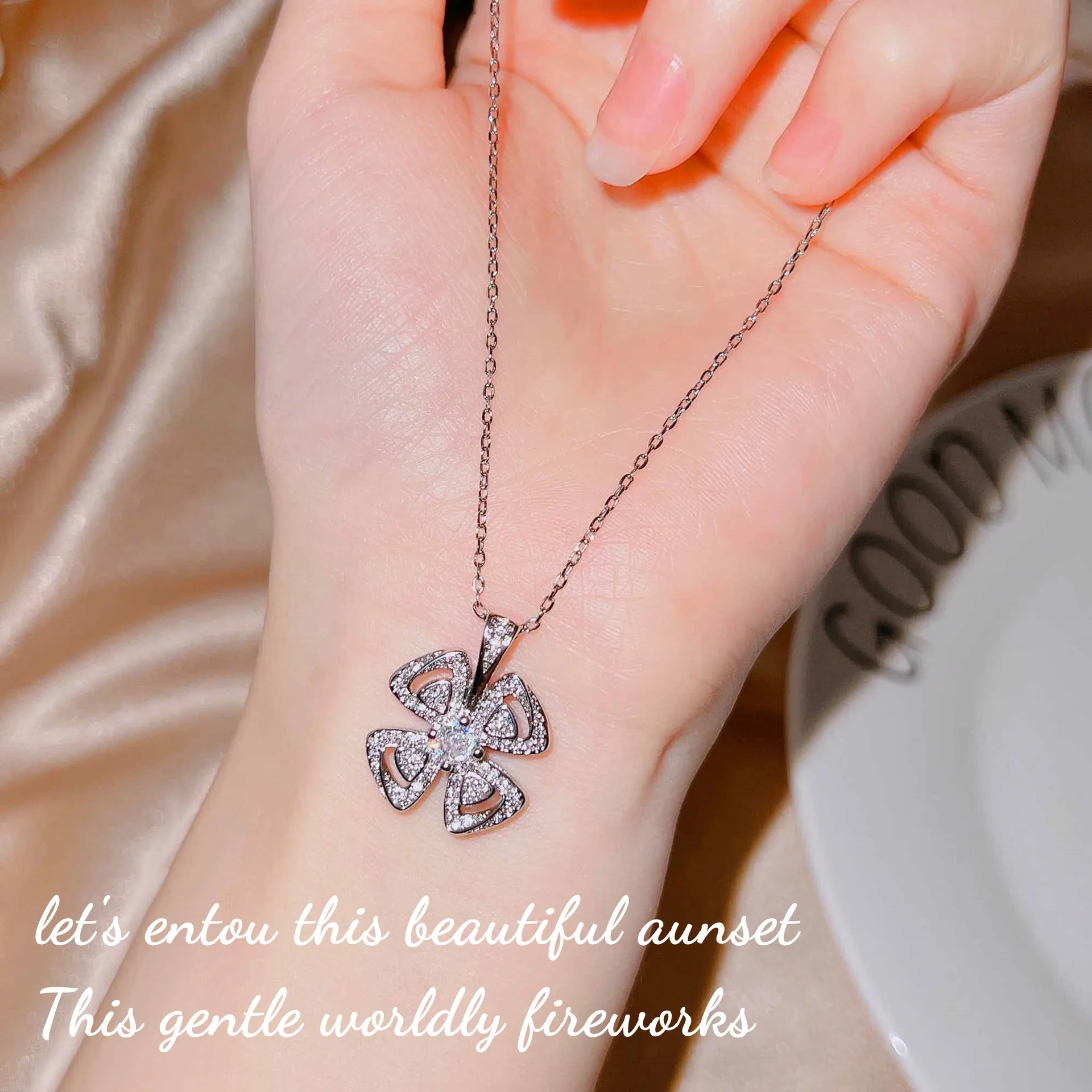 

Foydjew Windmill Eternal Design Flower Pendant Necklaces Elegant Temperament inlaid with Zircon Four-leaf Clover Necklace