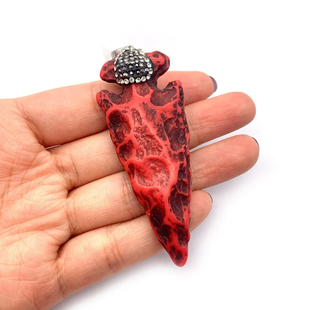 Винтажный кулон в виде коровьей кости из смолы 30x73 мм инкрустированный шармами