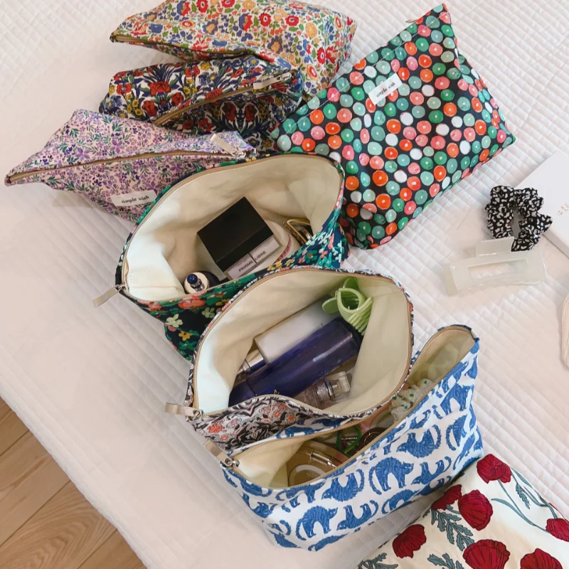 

Romantic Vintage Floral Clutch Makeup Bag Large Capacity Clutch Cosmetic Storage Bag Portable Toiletry Skincare Organizer Pouch